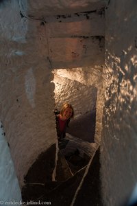 Anne schleicht die schmalen Treppen hoch und runter