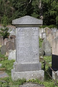 Ein alter Grabstein auf dem Friedhof von Grey Abbey