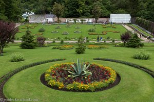 Blick in den formalen Blumengarten von Kylemore Abbey