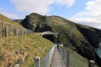 Fußweg zwischen der Brücke und dem Leuchtturm am Mizen Head