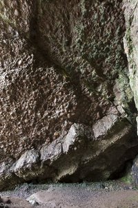 Die Höhle des Schattens - ein Gesteins-Konglomerat