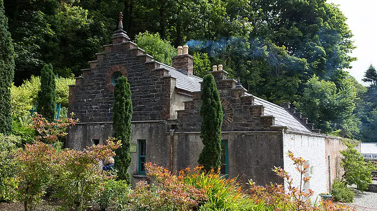 die Arbeiterunterkunft vom Garten der Kylemore Abbey