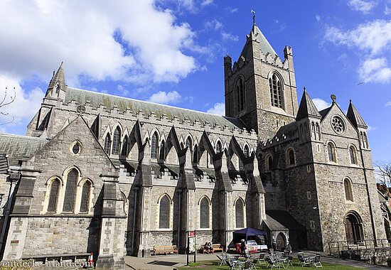 Fassade der Christ Church Cathedral in Dublin bei Sonnenschein