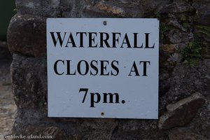 Achtung - das Wasser für der Wasserfall wird um 19:00 Uhr abgedreht.