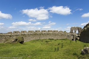 Gut erhaltene Zinnen bei Castle Roche