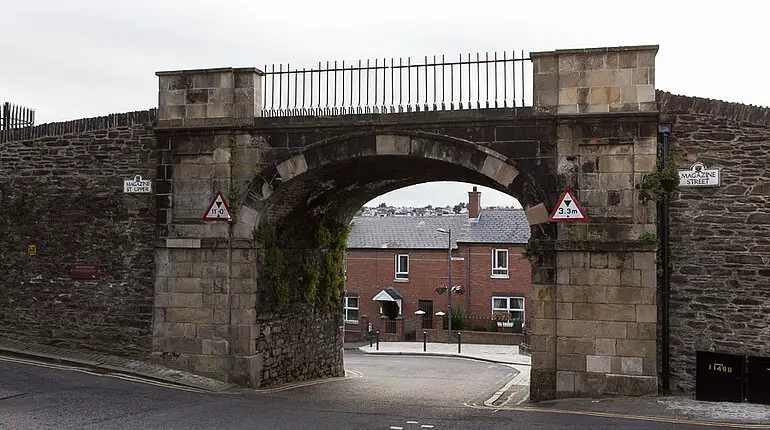 das Butcher Gate auf dem Weg zur Bogside