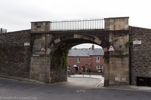 das Butcher Gate auf dem Weg zur Bogside