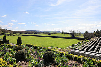 Aussicht von der oberen Terrasse über die Gartenlandschaft von Heywood