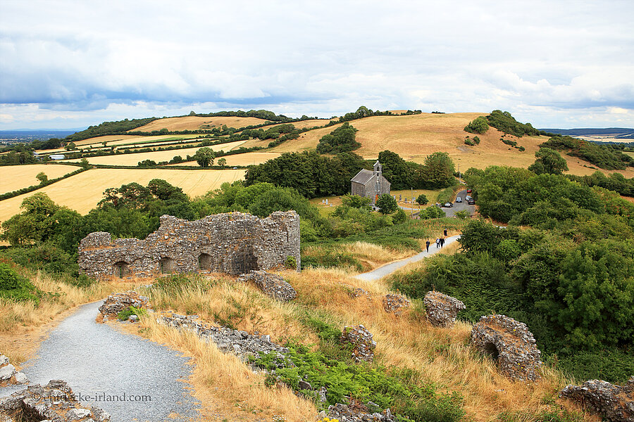 Aussicht über die unteren Ruinen am Rock of Dunamase