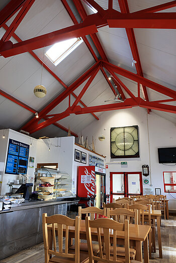 Gastraum und Theke im Café des Besucherzentrums beim Mizen Head