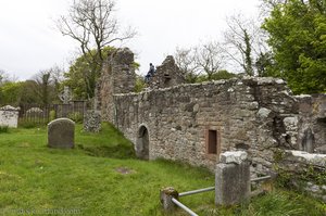 Die Dorfjugend klettert über die Ruinen der Layd Old Church.