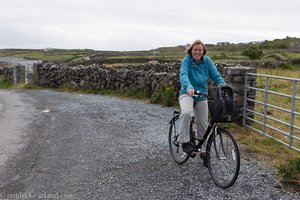 Wir sind mit dem Fahrrad unterwegs auf Inishmore.