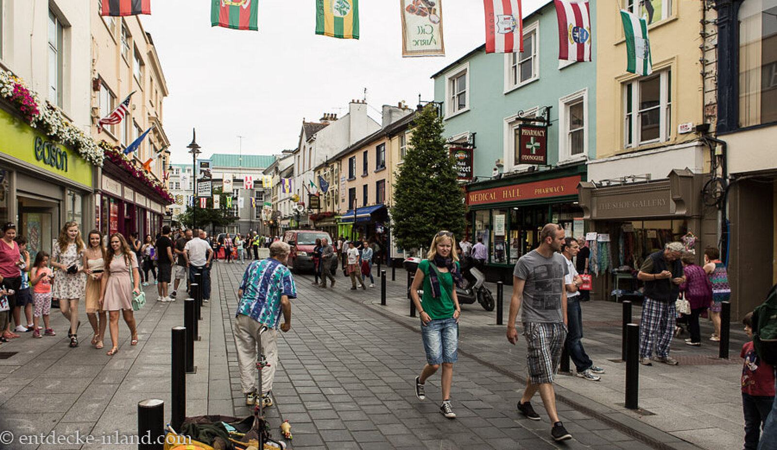 Menschen sind unterwegs in der Fußgängerzone von Killarney