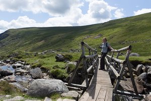 Brücke über den Fluss auf dem Weg zum Spinc