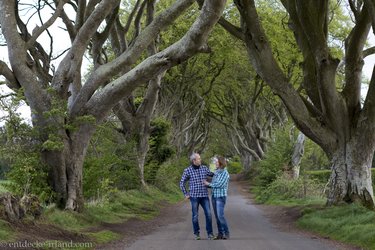 Lars und Anne bei The Dark Hedges