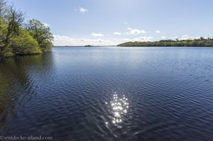 Die Sonne lässt das Wasser des Lower Lough Erne funkeln.