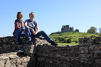 Annette & Lars bei der Hore Abbey vor dem Rock of Cashel