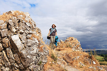 Annette auf der Burgruine von Dunamase