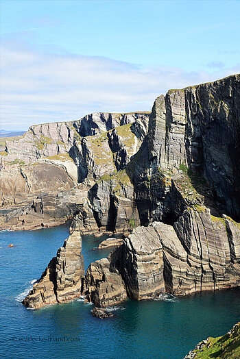 Schroffe Steilklippen prägen den Mizen Head am südwestlichen Eck Irlands.