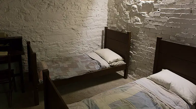 einfaches Schlafzimmer in der Arbeiterunterkunft