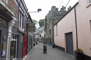 »The mint« inmitten der Gasse von Carlingford