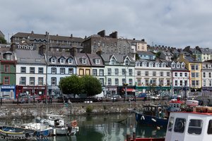 Häuserzeile beim Hafen von Cobh