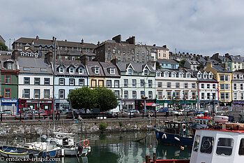 Häuserzeile beim Hafen von Cobh