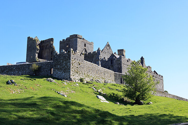Sicht von Südwesten auf die Klosterruine auf dem Rock of Cashel