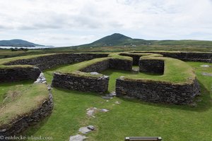 Mit Gras bewachsene Ringmauern beim Leacanabuaile Steinfort