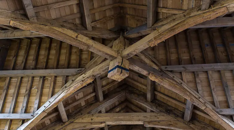 Dachbalken mit traditionellen hölzernen Stiften und Dübeln