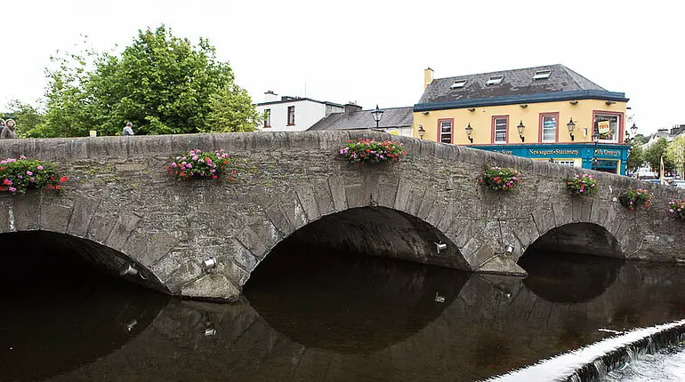 Brücke über den Carrowbeg River in Westport