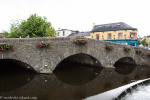 Brücke über den Carrowbeg River in Westport