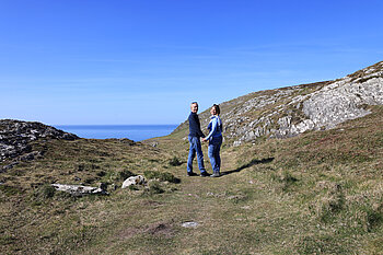 Wanderer auf dem Three Castle Head im County Cork