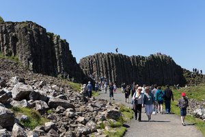 Je näher man zum Giant's Causeway kommt, umso mehr Leute kommen einem entgegen.