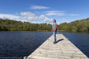 Anne auf dem Bootsanleger beim Lower Lough erne