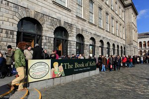 Schlange stehen vor dem Lesesaal vom Trinity College