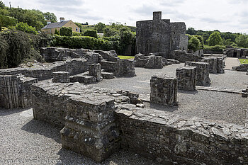 Die meisten Gebäude sind bis auf niedrige Mauern abgetragen.