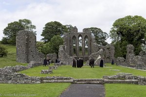 Schwarze Gestalten bei der Inch Abbey bei Downpatrick in Nordirland.