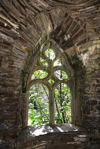 Blick durch ein Fenster im Sham Castle