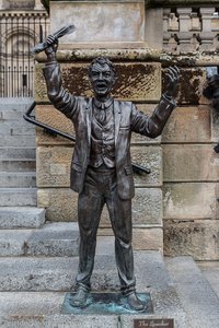 The Speaker vor dem Custom House in Belfast