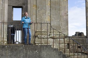 Anne auf den Stufen zum Downhill House