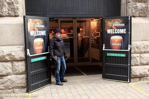 Anne beim Eingang des Guinness Storehouse