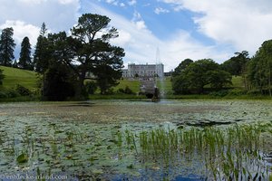 Blick zum Schloss Powerscourt über den italienischen Garten