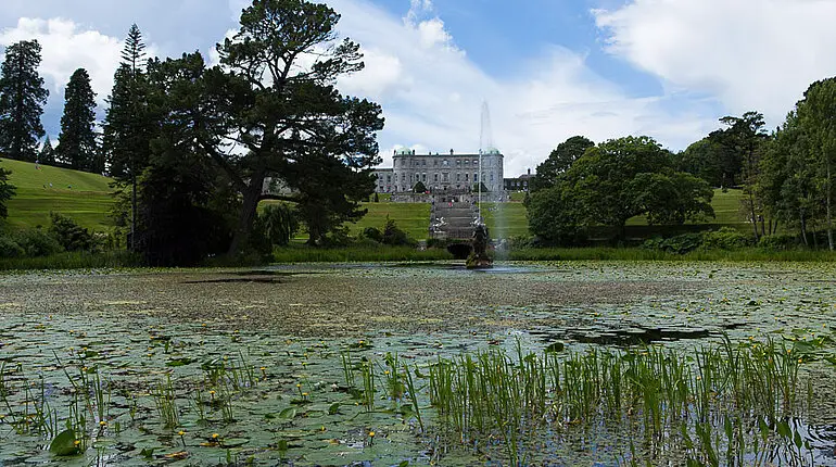 Blick zum Schloss Powerscourt über den italienischen Garten