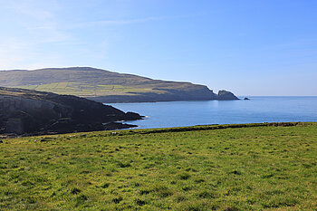 Aussicht über die Dunlough Bay zum Mizen Head