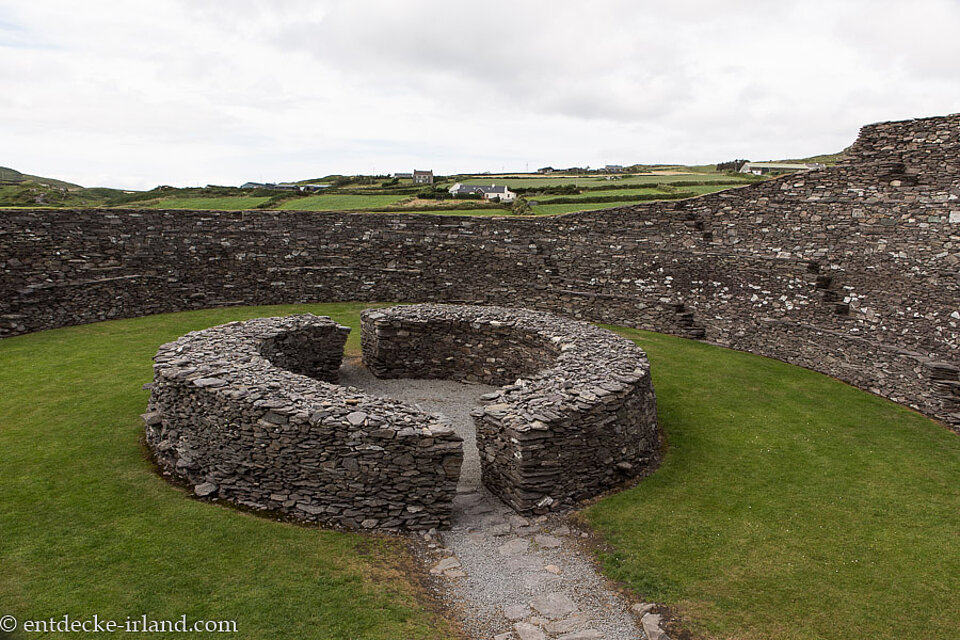 Massive Trockenmauern beim Cahergall Steinfort in Irland