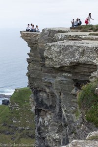 Luftiger Sitzplatz am Rand der Cliffs of Moher