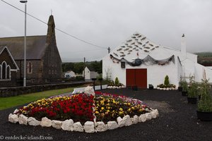 Kirche und Fischerhaus in Glenarm