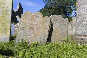 Grabsteine auf dem Friedhof von Grey Abbey in Nordirland