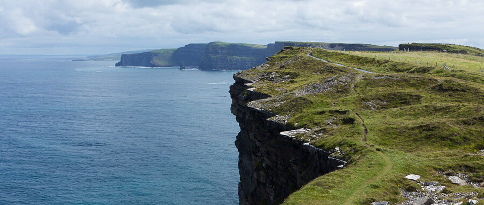 Steil zum Meer abfallende Küste der Cliffs of Moher im County Clare, Irland